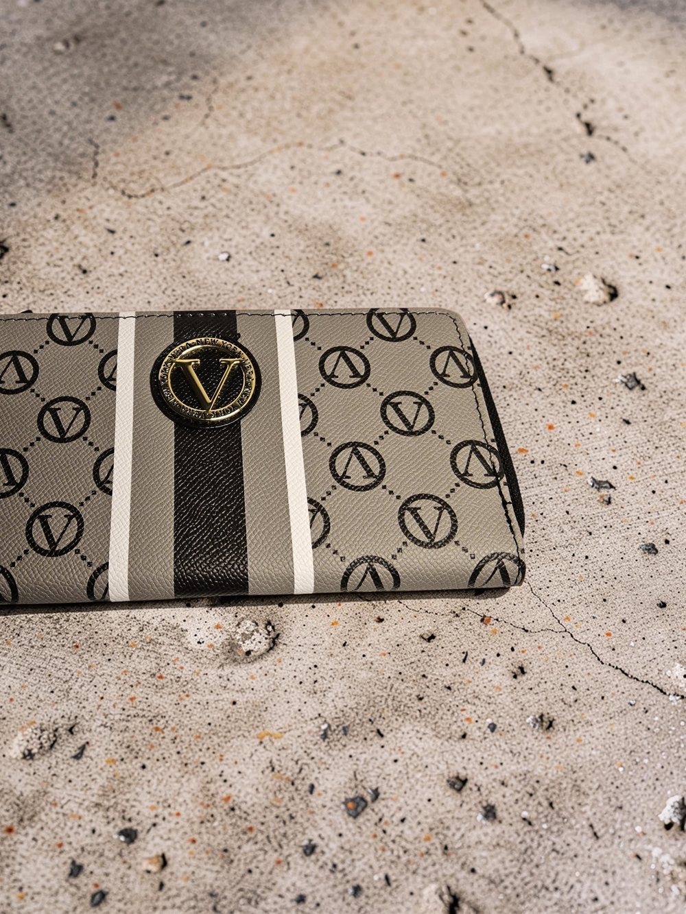 NWT Vera New York Gray and black Zip Around Wallet with V logo